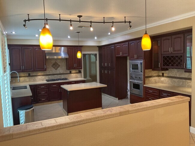 Building Photo - Gorgeous Home in Gated Community