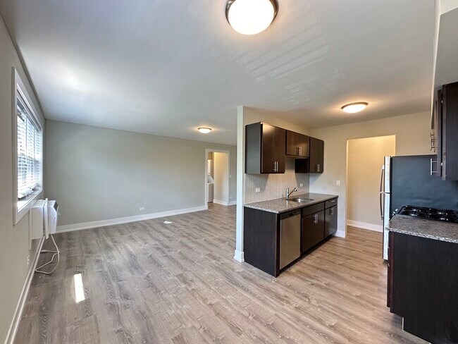 Building Photo - 533 W Surf St