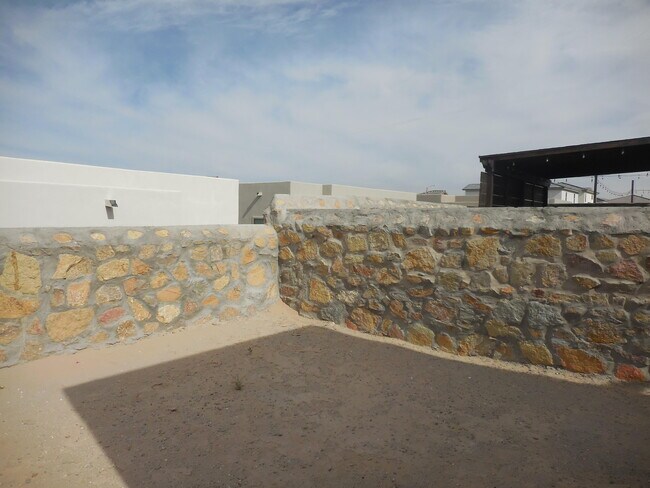 Building Photo - 213 Epsom Dr