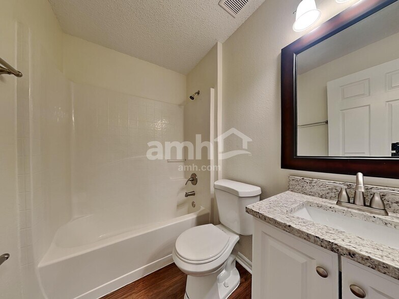 Building Photo - 914 Stallion Way