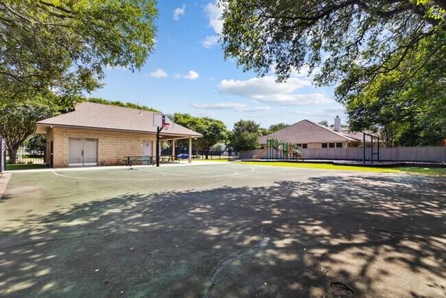Building Photo - 2538 Somerall