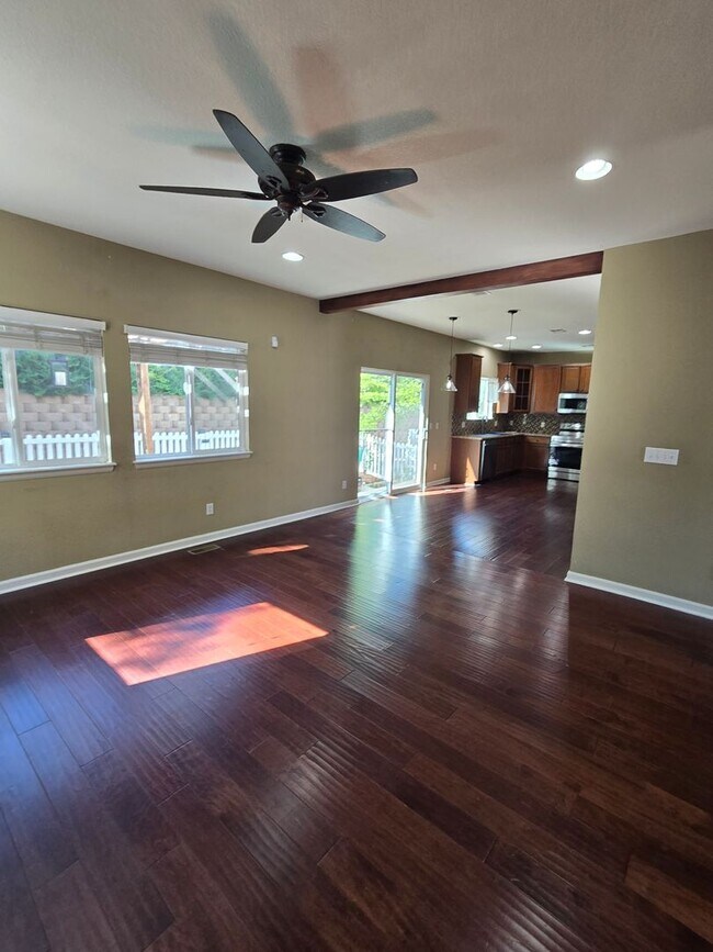 Building Photo - Amazing 3 bedrooms plus a loft, and 2.5 ba...