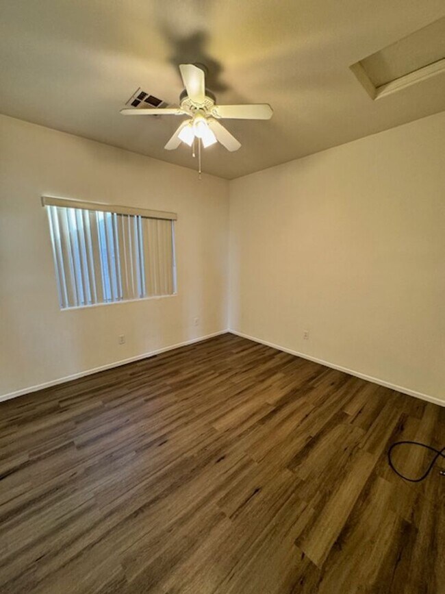 Building Photo - Awesome 3 Bedroom, 2 Bathroom 1 story home...