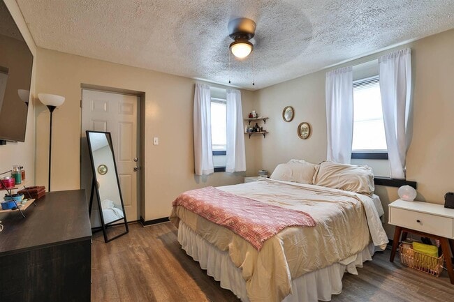 Building Photo - 142 4th Ave