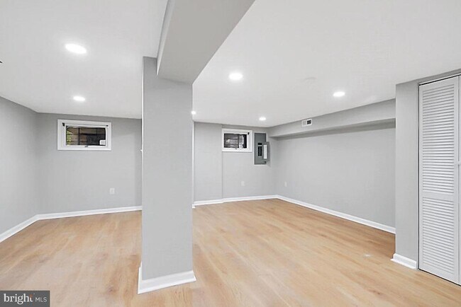Building Photo - 727 Otis Pl NW