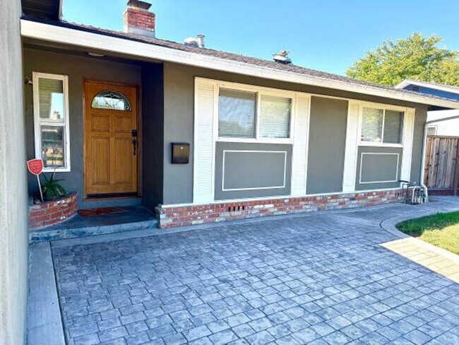Building Photo - Great Location 3 BD, 2.5 BA in Pleasant Hill With Garage