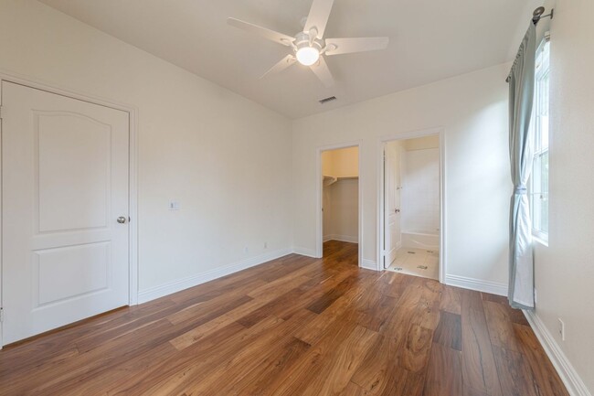 Building Photo - 935 Heron Cir