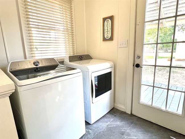 Building Photo - 802 S Day St