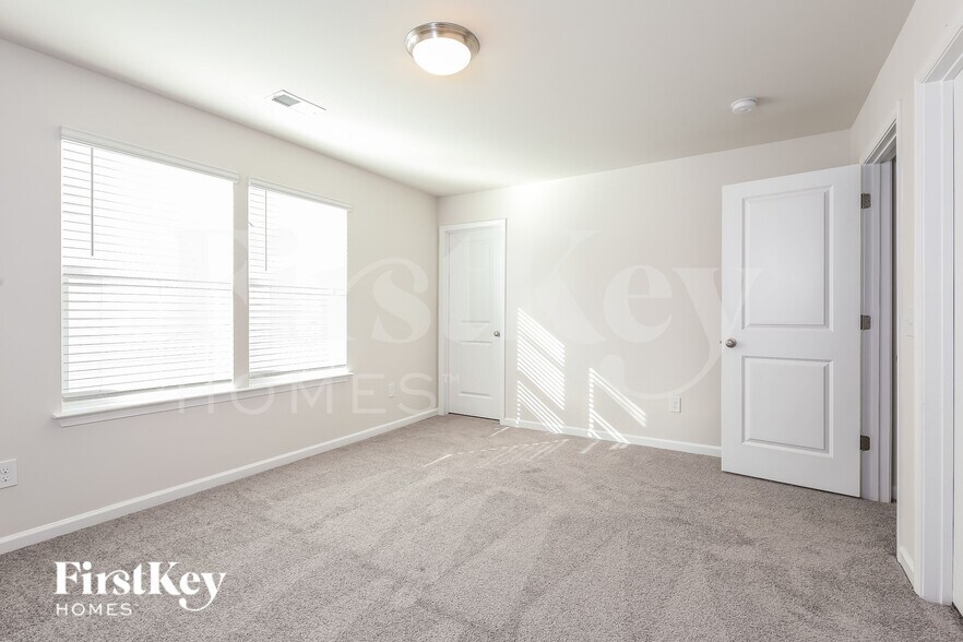 Building Photo - 566 Hillpark Ln