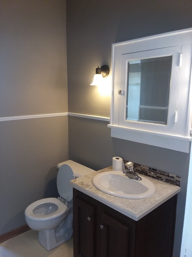 Building Photo - 2 Bed 1 Bath