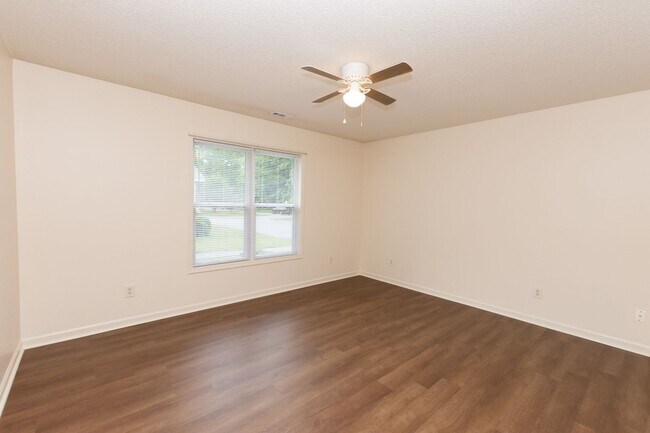 Building Photo - 241 Lakewood Dr