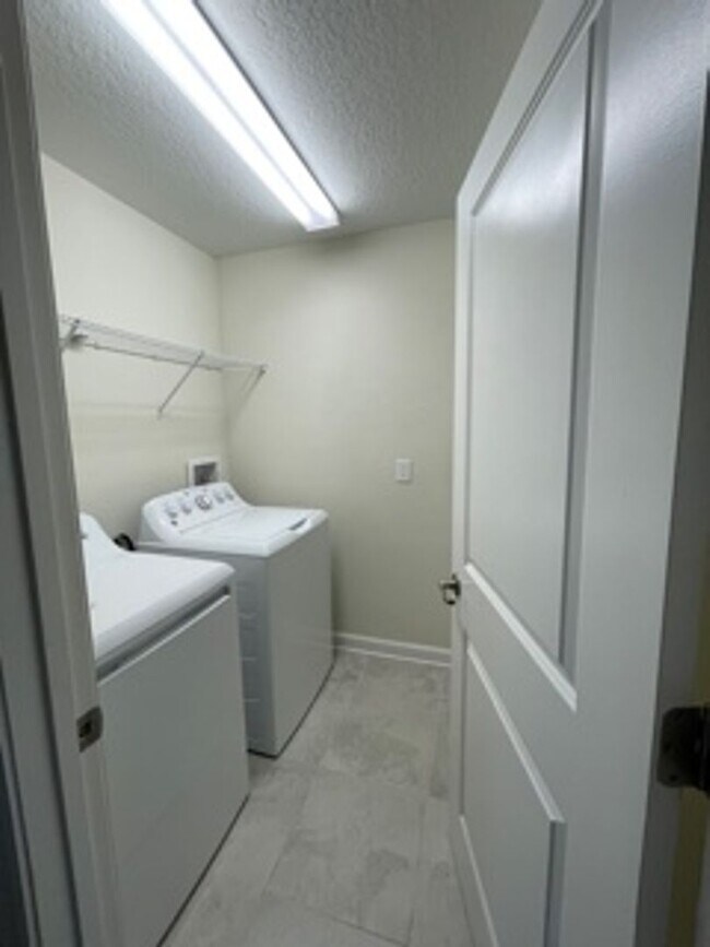 Building Photo - STOREY PARK - 3BR/2.5BA TWO STORY HOME
