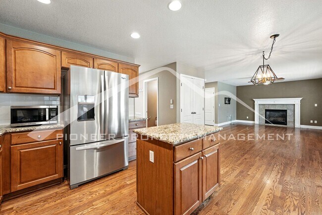 Building Photo - Stunning Home with Washer/Dryer and Centra...