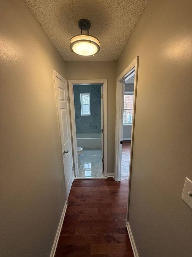 Building Photo - Beautiful 3 Bedroom 2 bath Townhome Conveniently Located and updated