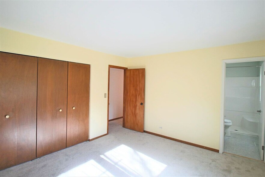 Building Photo - 2373 Crescent Ln S