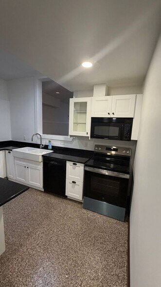 Building Photo - 5041 Woodland Bay Dr