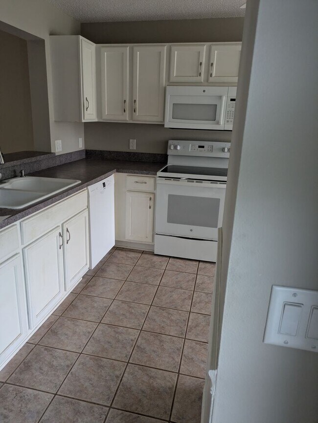 Building Photo - 866 Oak Forest Dr