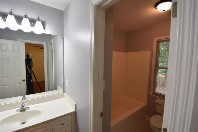 Building Photo - 629 Overhill Dr