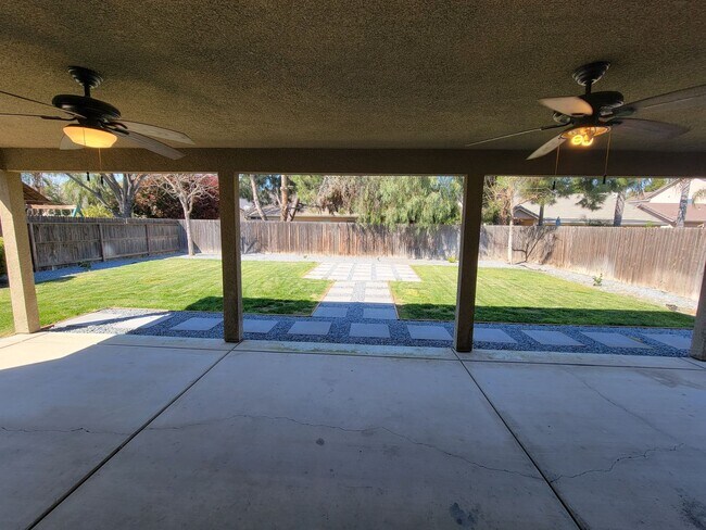 Building Photo - 4 Bedroom 2 Bathroom Home Close to Shopping and Restaurants!!