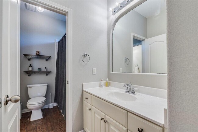 Building Photo - 1604 Hughes Dr