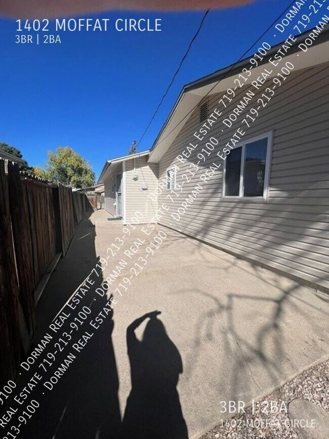 Building Photo - 1402 Moffat Cir