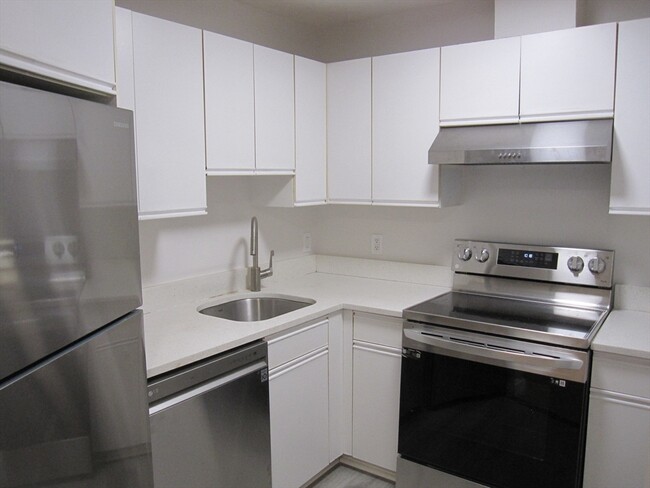 Building Photo - 677 Quincy Shore Dr