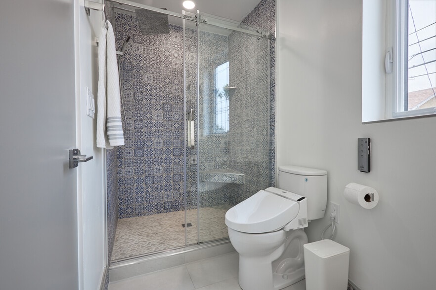 Building Photo - 2929 S La Brea Ave