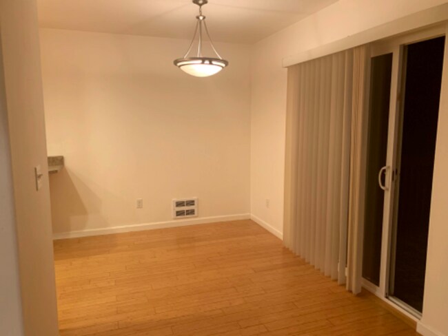 Building Photo - 2112/2114 Hamilton Duplex