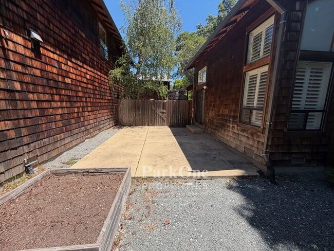 Building Photo - Two Bedroom Town House Walking Distance to Downtown Lafayette
