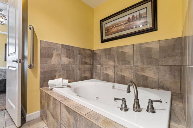 Building Photo - 1410 Hurley Dr