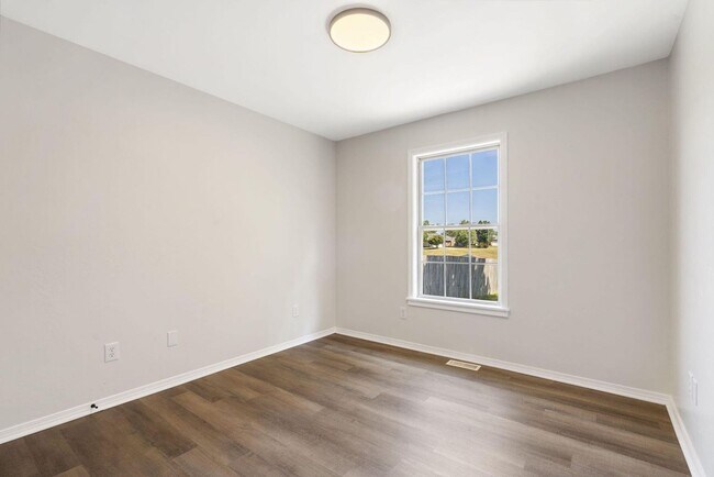 Building Photo - Newly Remodeled! | 4 Bedroom | 2 Bathroom | 2 Car Garage | 1,700 sq ft home | Fenced in back yard...