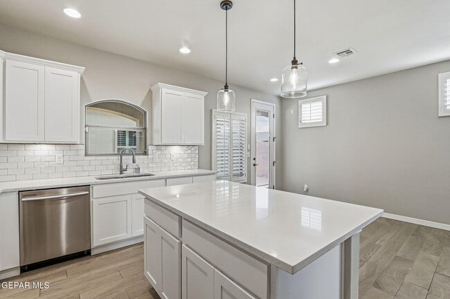 Building Photo - 14900 Tierra Crystal Ave