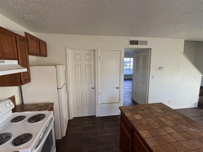 Building Photo - SPACIOUS 3/2.5 TOWN HOME