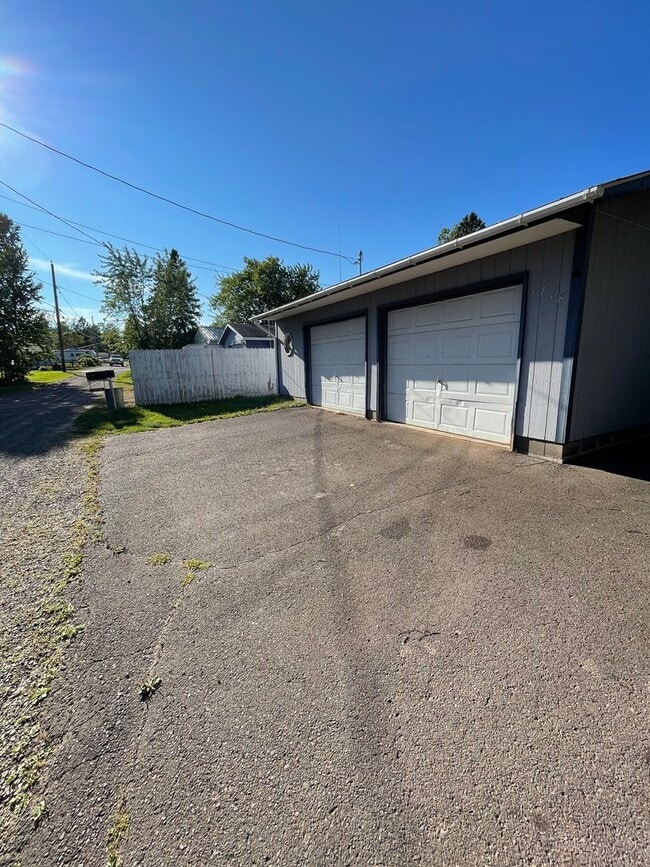 Building Photo - AVAILABLE NOW - 2 Bedroom, 1 Bath Two Harb...