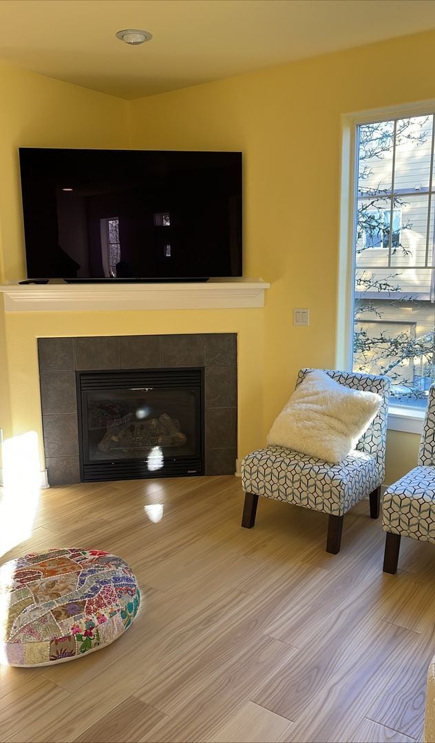 Building Photo - Stunning End-Unit Townhouse 3 bed, 2.5 bat...