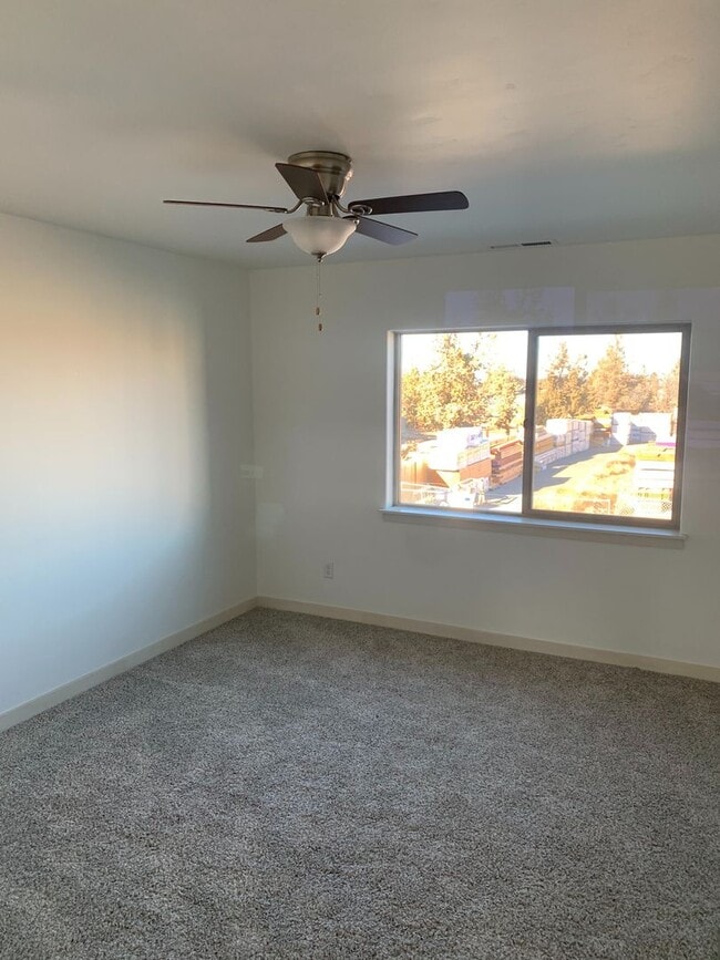 Building Photo - Modern 3 Bed/2.5 Bath Townhome in NW Redmond