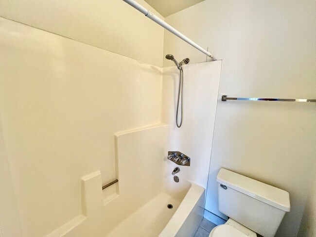 Building Photo - Upstairs 2BD/2BTH with Central A/C, Privat...