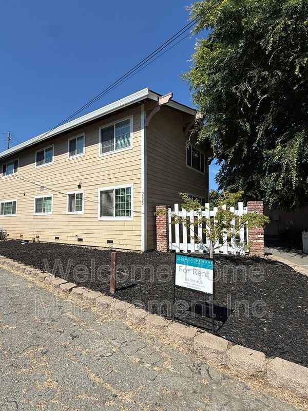 Building Photo - 2225 Hillsborough Ct