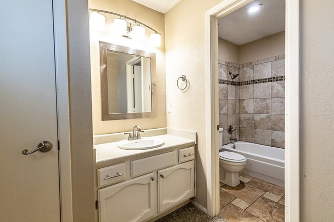 Building Photo - Spacious 2 Bedroom Townhome with Carport!