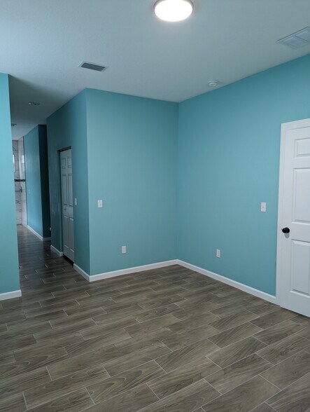 Building Photo - 2010 Seminole Blvd S