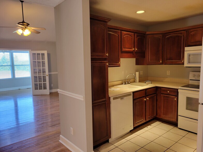 Building Photo - 109 Golf Club Ln