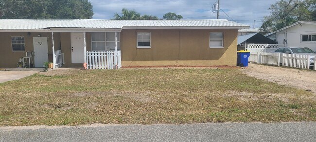 Building Photo - 1703 Edgewater Dr