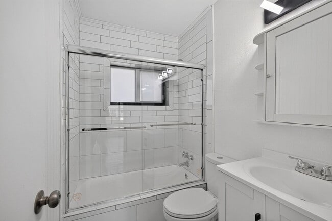Building Photo - 540 NE 61st St