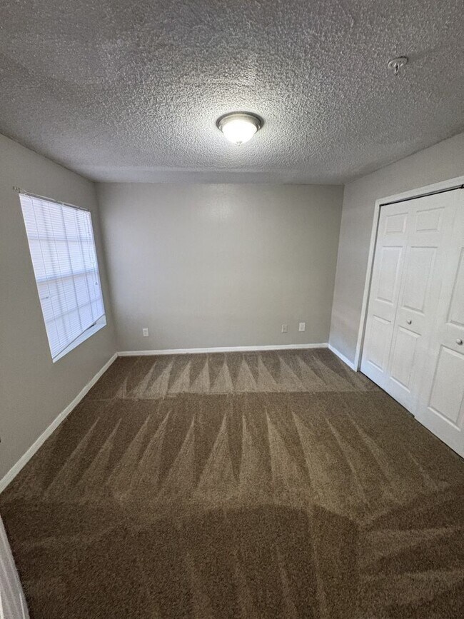 Building Photo - 1st floor unit with fire place and large patio