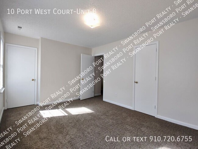 Building Photo - 10 Port W Ct