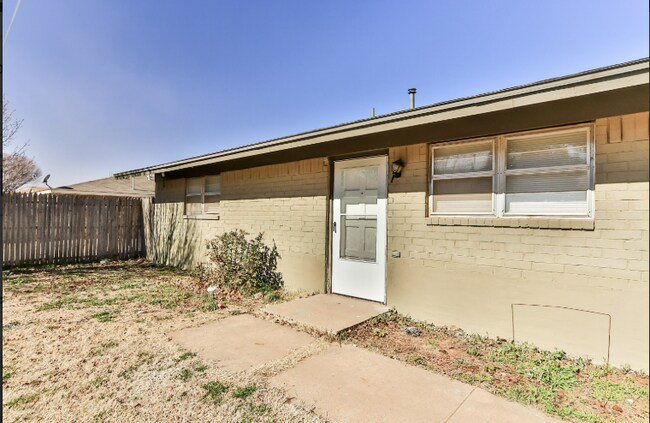Building Photo - 2 Bedroom Duplex!