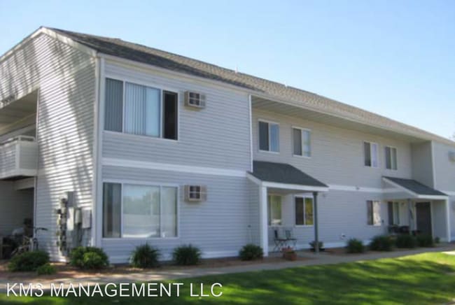 Primary Photo - 230-236 E Tyranena Park Rd