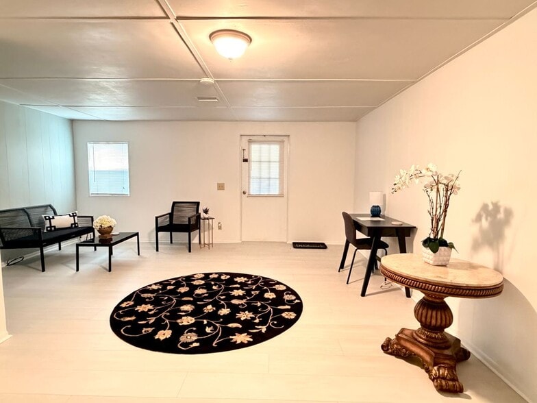 Building Photo - 9999 NE 120th St