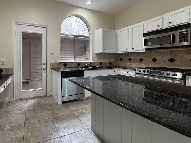 Building Photo - 31 N Lakeridge Cir