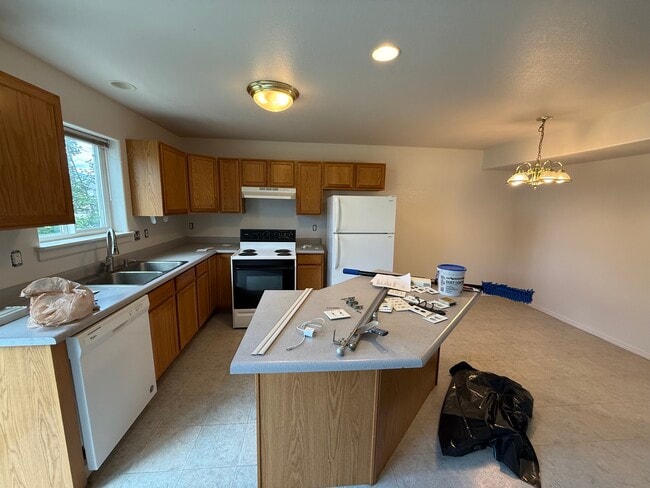 Building Photo - 913 Cardinal Dr
